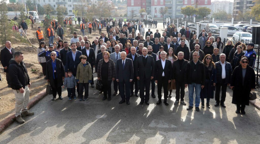 Yenimahalle’de yüzlerce ağaç toprakla buluştu