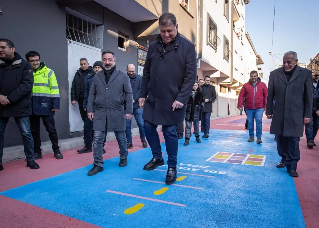 İzmir büyükşehir belediye başkanı dr. Cemil tugay, i̇zmirlilerin katılımcı belediyecilik anlayışıyla kamusal alanlardan daha nitelikli ve daha güvenli bir şekilde faydalanabilmeleri için güzel i̇zmir hareketi’ni başlattı.