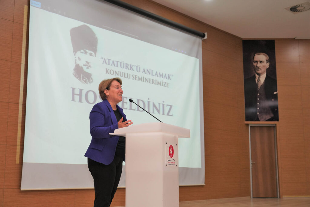 Keçmek Kursiyerlerine “Atatürk’ü Anlamak” Semineri Kecioren belediye baskan basdanismani ilahiyatci yazar ayse sucu