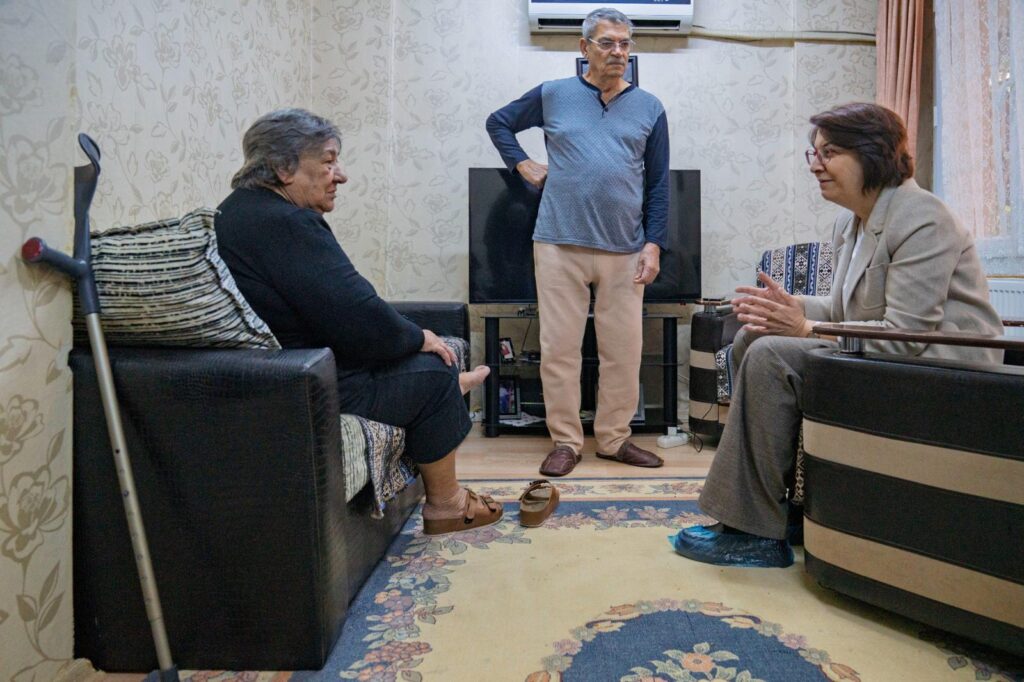 Büyükşehir’in “Güvenli Ev, Sağlıklı Yaşam” Projesi Başladı İzmir’de “evde bakım” hizmeti alan yurttaşları ev kazalarından korumak amacıyla “güvenli ev, sağlıklı yaşam” projesini başlattı.