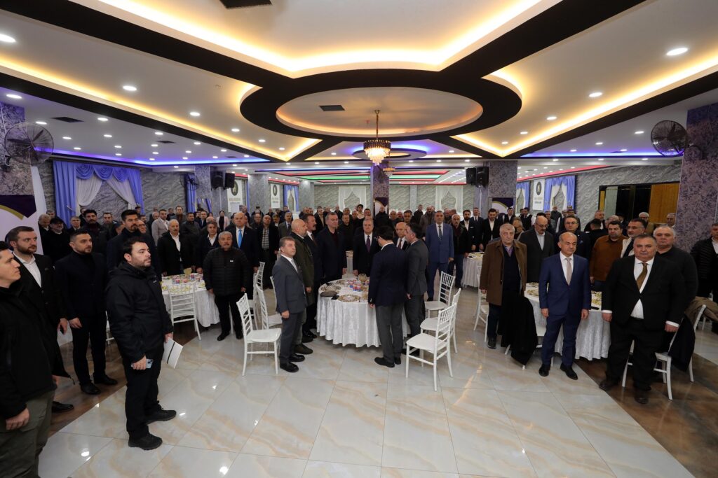 Çiçekdağlılar ve yerköylüler kültür evi açıldı. Başkan yaşar açılış kurdelesini kesti