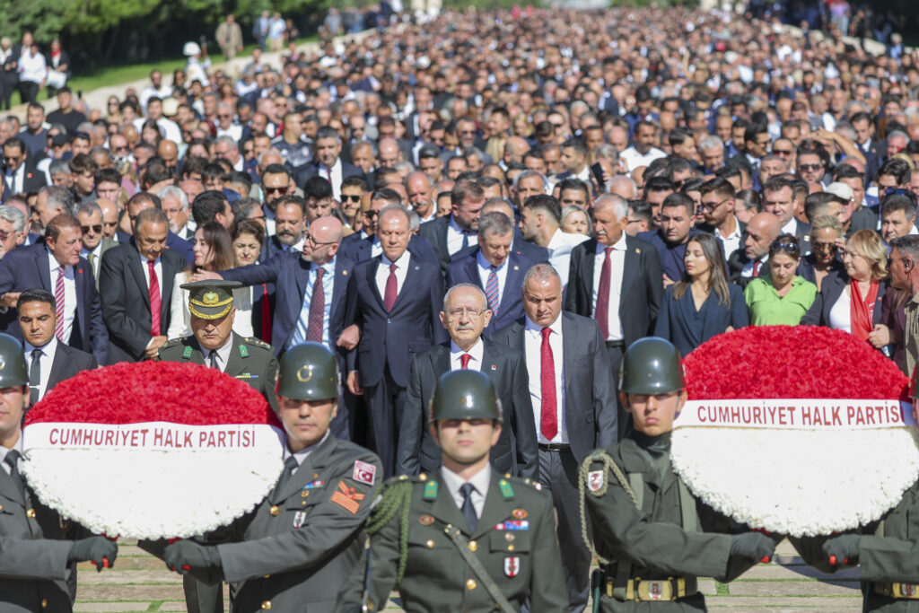 Kılıçdaroğlu, chp’nin 103. Yılında anıtkabir’de: “cumhuriyeti demokrasiyle taçlandıracağız”