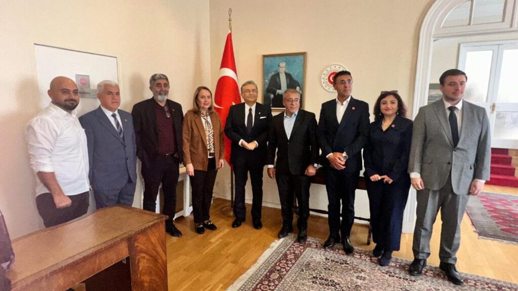 Semra dinçer londra’da chp’lilerle buluştu