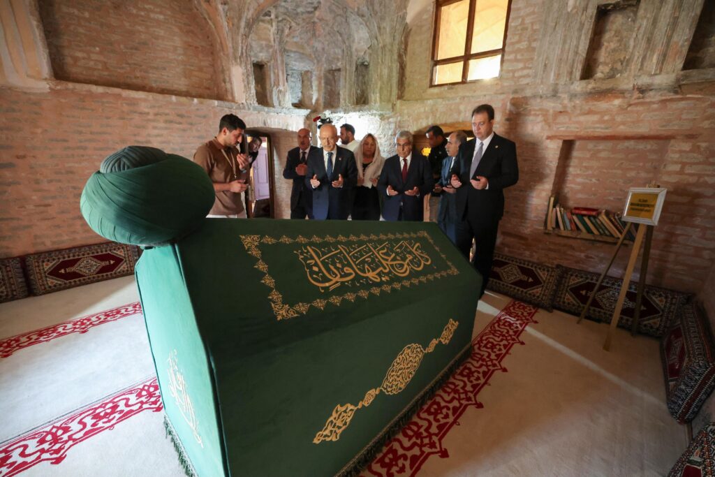 Kılıçdaroğlu Cizre’de Tarihi Kırmızı Medrese’yi Ziyaret Etti Kılıçdaroğlu cizre’de tarihi kırmızı medrese’yi ziyaret etti