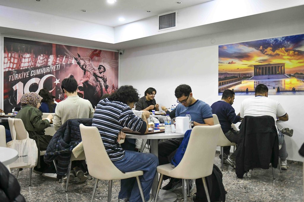 Gençlik Sofraları Yeni Eğitim Yılına Hazır: 4 Noktada Ücretsiz Sıcak Yemek Cem 7675