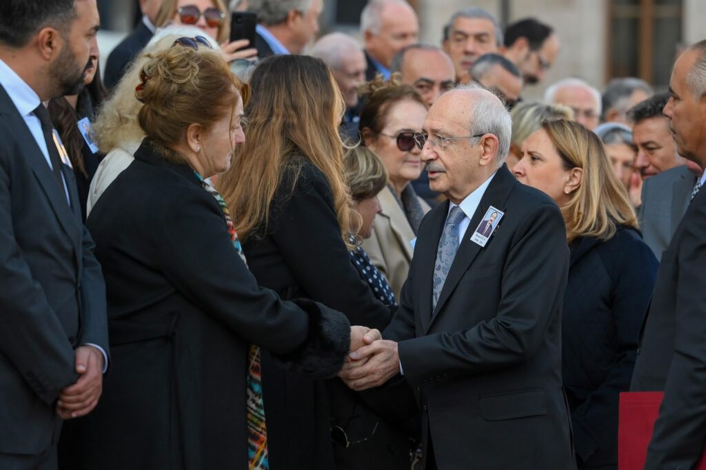 Kemal Kılıçdaroğlu, Hasan Gülay’ın Cenazesine Katıldı Kemal kılıçdaroğlu, hasan gülay’ın cenazesine katıldı
