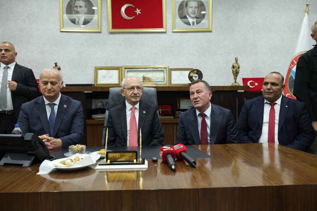 Kılıçdaroğlu: Siyasi Ahlak Kanunu Çıkarılmalı Kemal kılıçdaroğlu, nizip belediyesi ziyaretinde siyasi ahlak kanunu çağrısını yineledi. Belediye başkanlarının halka eşit hizmet vermesi ve kamu harcamalarının hesabını açıklaması gerektiğini söyledi.