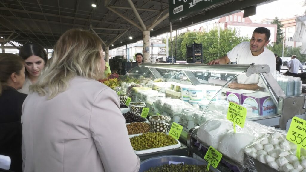 Ayten Gülsever’den Gaziantep’te Yoksulluk Tepkisi Ayten gülsever, gaziantep, gazikent semt pazarı, yoksulluk, emekliler, kadınların sosyal güvencesi, dar gelirli aileler, siyasi etik yasası, chp kadın kolları