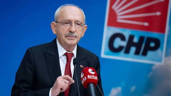 Kılıçdaroğlu’ndan Fon Skandalı Tepkisi: “Gazetecilerin Önünden Çekilin” Chp lideri kemal kılıçdaroğlu: "gerçekten fon skandalının üzerine gitmek i̇stiyorsanız gazetecilerin önünden çekilin"