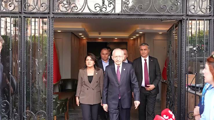 Kemal Kılıçdaroğlu’ndan Vahap Seçer’in Ailesine Ziyaret Kemal kılıçdaroğlu’ndan vahap seçer’in ailesine ziyaret