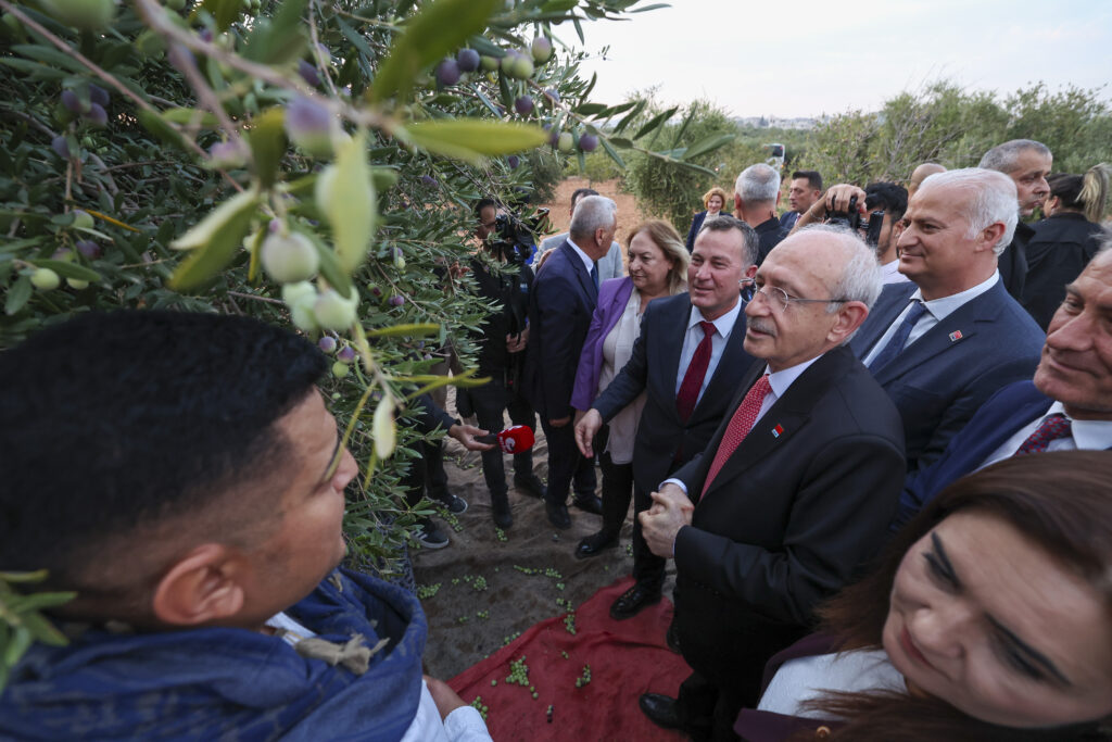 Kılıçdaroğlu Gaziantep’te Zeytin İşçileriyle Buluştu Kılıçdaroğlu gaziantep’te zeytin i̇şçileriyle buluştu